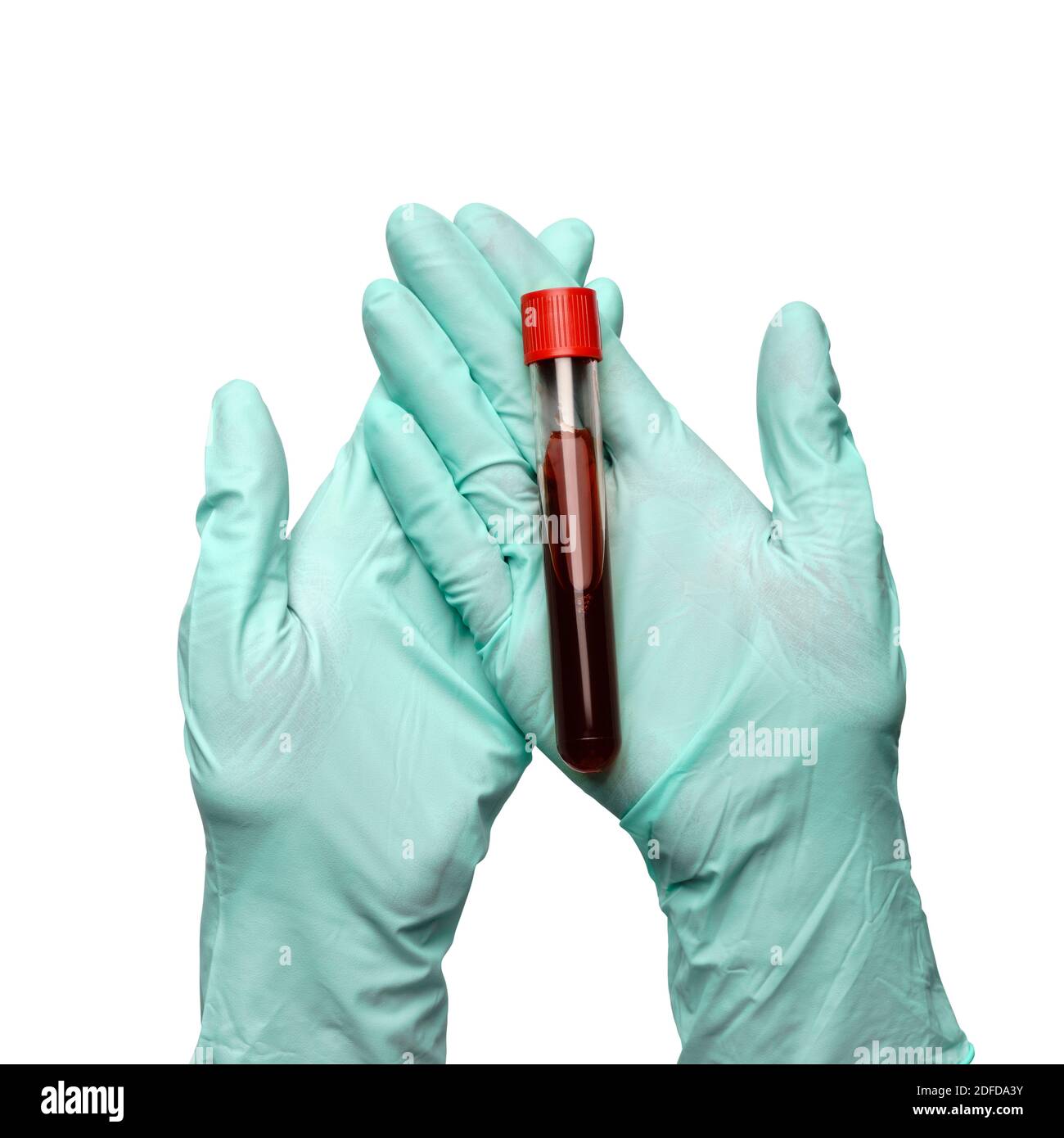 Hand in Latexhandschuh, der die Blutprobe im Reagenzglas hält Nahaufnahme isoliert auf weißem Hintergrund Stockfoto