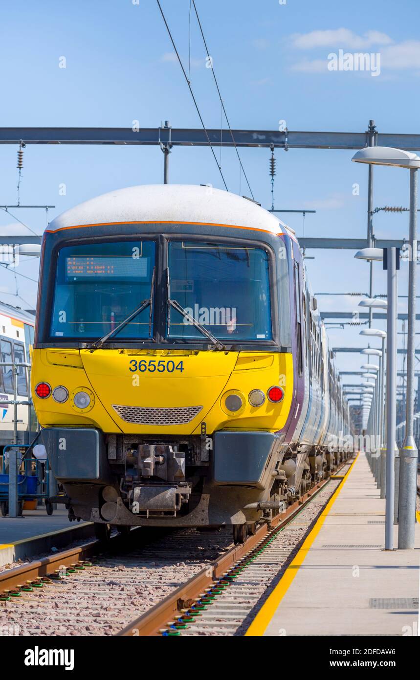 NetWorker Express der Klasse 365 in Great Northern Lackierung in einem Eisenbahndepot in Großbritannien. Stockfoto