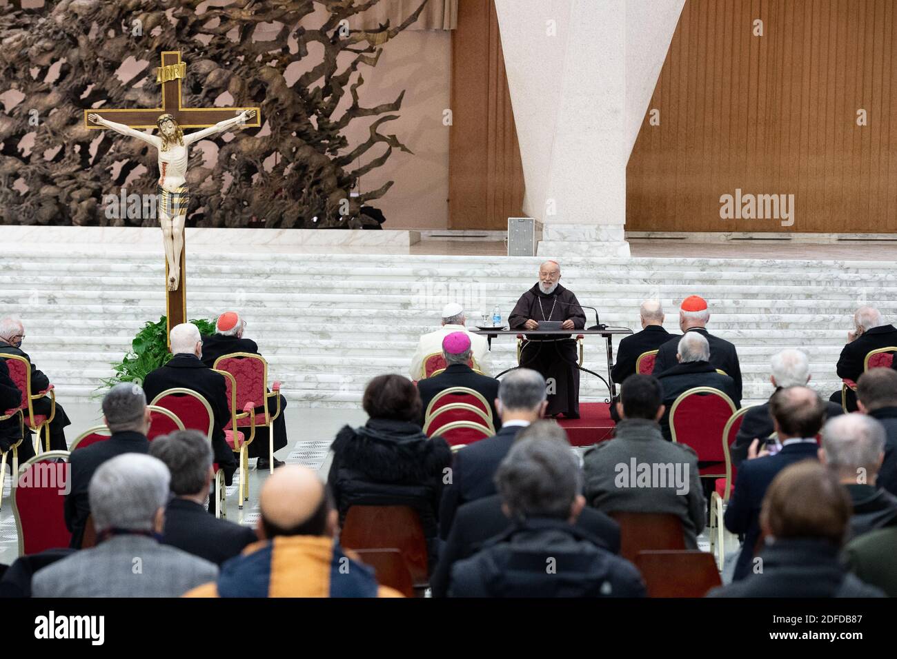4. Dezember 2020: Kardinal Raniero Cantalamessa während der ersten Adventspredigt in Anwesenheit von Papst Franziskus in der Aula Paolo VI im Vatikan Stockfoto