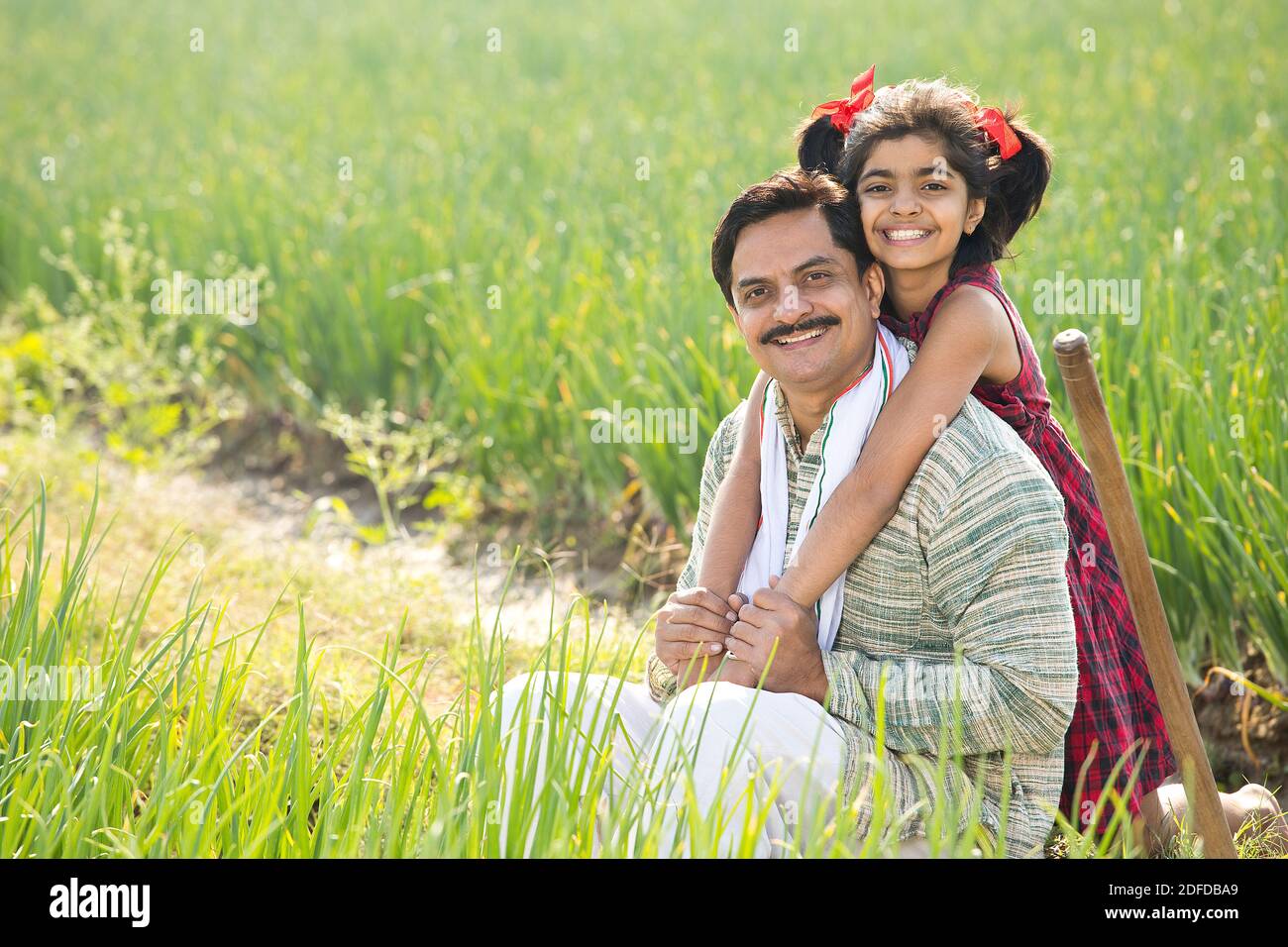 Glücklicher Vater und Tochter auf dem landwirtschaftlichen Feld Stockfoto