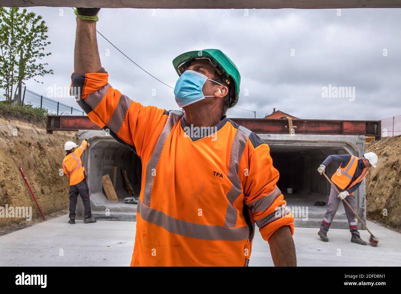 REPRISE DE L'ACTIVITE SUR UN CHANTIER BTP, DESORMAIS LE PORT DU MASQUE OBLIGATOIRE, LORS DE LA PANDEMIE DU COVID 19 // DAS TRAGEN EINER MASKE IST JETZT WÄHREND DER COVID-19 PANDEMIE OBLIGATORISCH // VERKAUF VON CHIRURGISCHEN MASKEN IN EINEM SUPERMARKT, LAON (02), AISNE, HAUT DE FRANCE, FRANKREICH, EUROPA Stockfoto