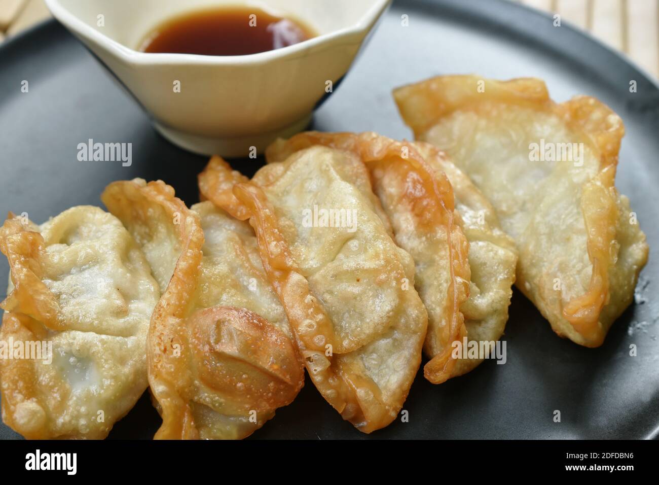 Frittierte Gyoza oder japanische Knödel gefüllte gehackte ...
