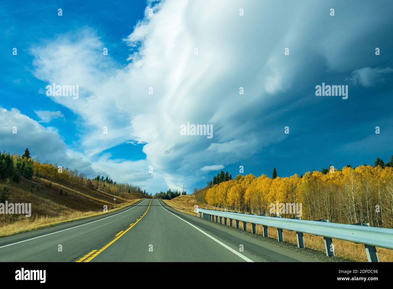 Landstraße, ländliche Landschaft im Herbst. Alberta Provincial Highway No. 22, auch bekannt als Cowboy Trail. Alberta, Kanada. Stockfoto