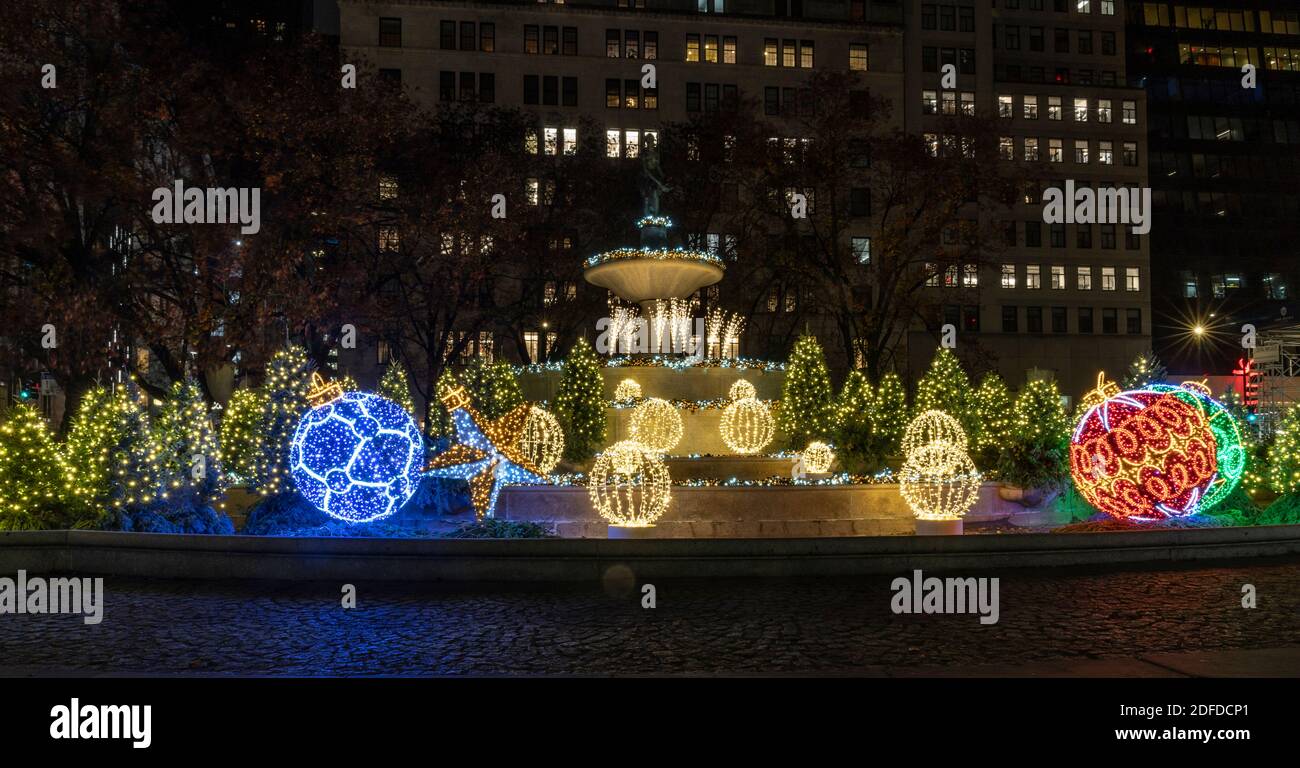 New York, NY - 3. Dezember 2020: Weihnachtsdekorationen überall in Manhattan, riesige Bälle auf Pulitzer Fountain auf der Fifth Avenue Stockfoto