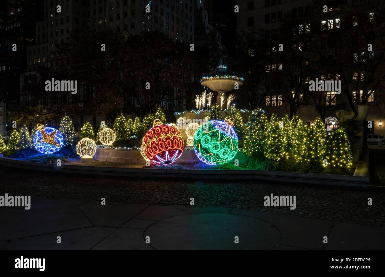 New York, NY - 3. Dezember 2020: Weihnachtsdekorationen überall in Manhattan, riesige Bälle auf Pulitzer Fountain auf der Fifth Avenue Stockfoto