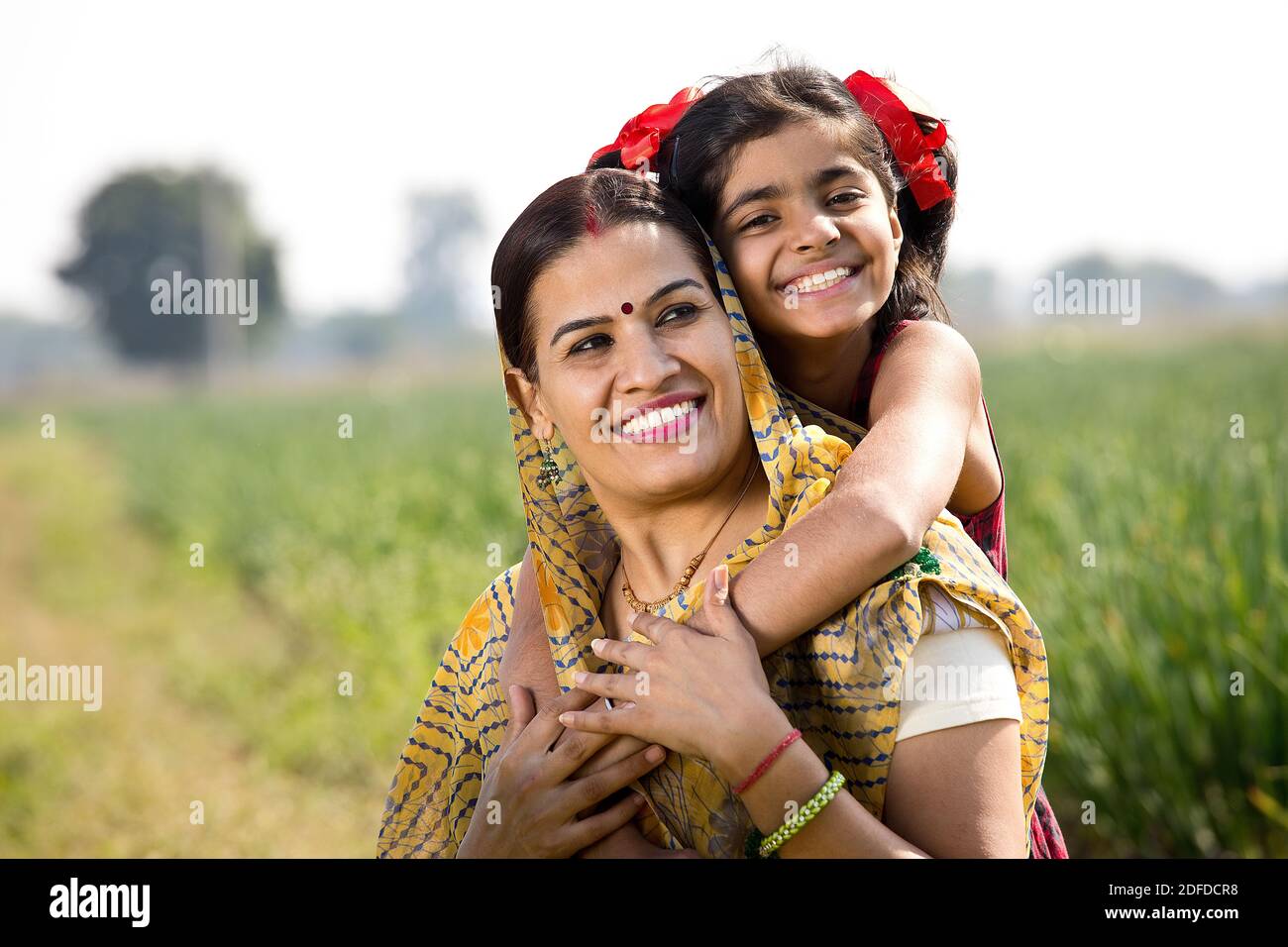 Glückliche Mutter und Tochter auf dem landwirtschaftlichen Feld Stockfoto