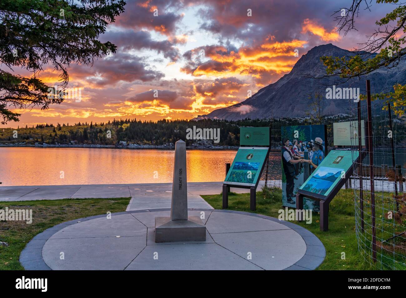 Waterton-Glacier International Peace Park im Herbst Laubsaison. Waterton Seeufer bei Sonnenaufgang, wunderschöne feurige Wolken bei Sonnenaufgang. Waterton Lake Stockfoto