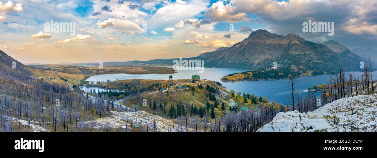 Panoramablick auf die Stadt von Waterton Lakes National Park in der schönen Dämmerung. Landschaftskulisse nach dem Wildfire im Herbst 2020 Laubsaison. Ab, Kanada. Stockfoto