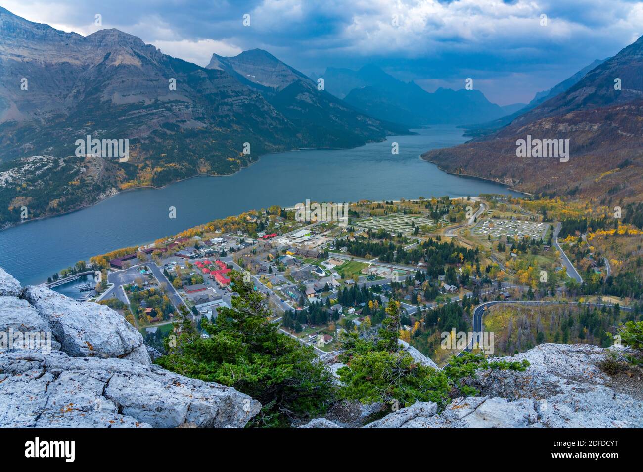 Blick auf den Town of Waterton Lakes National Park in der Abenddämmerung. Landschaftskulisse im Herbst Laubsaison. Alberta, Kanada. Stockfoto