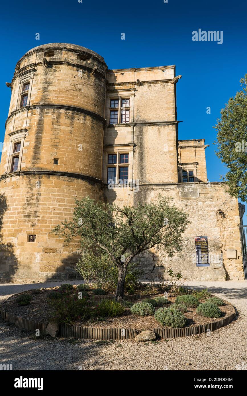 Außenansicht des Schlosses Lourmarin, Provence, Frankreich, Europa. Stockfoto