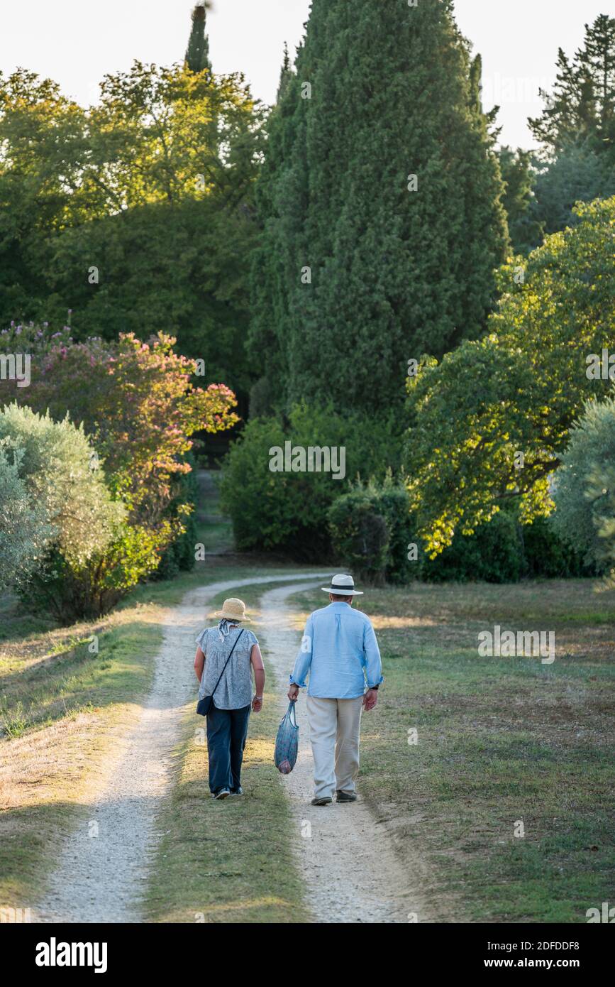 Paar im Garten, Lourmarin, Provence, Frankreich, Europa. Stockfoto
