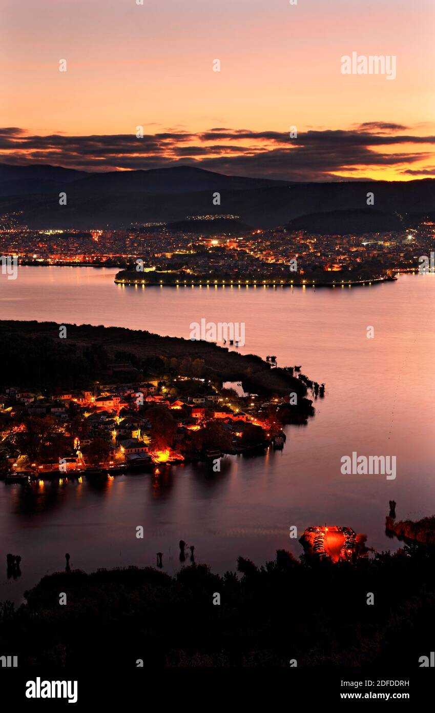Blick auf Ioannina Stadt (im Hintergrund), Pamvotis (oder "Pamvotida") See und die Insel des Sees (im Vordergrund) bekannt als "Nisaki". Epirus, Griechenland. Stockfoto