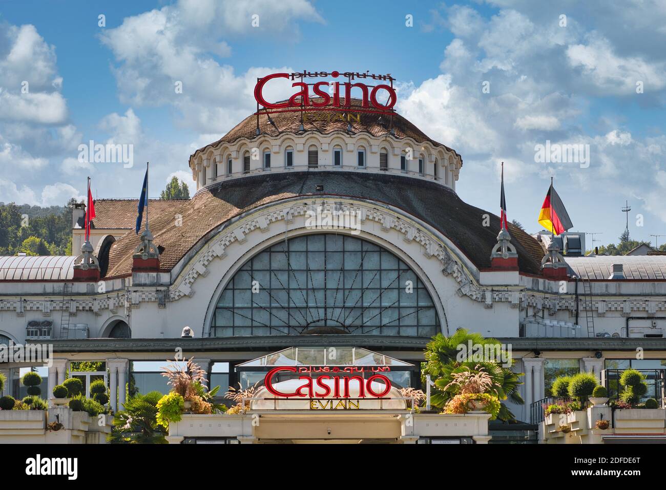 ÉVIAN-LES-BAINS, HAUTE-SAVOIE, FRANKREICH - 17. SEPTEMBER 2019: Evian Casino, am Genfer See gelegen. Stockfoto