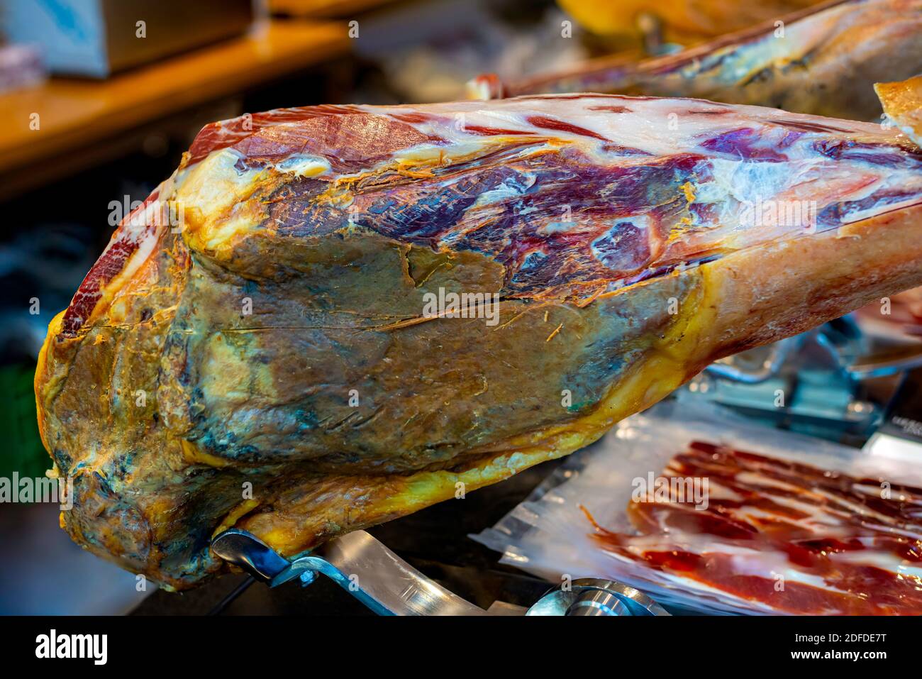 Jamon iberico. Traditioneller spanischer Schinken auf schwarzem Nahaufnahme. Stockfoto