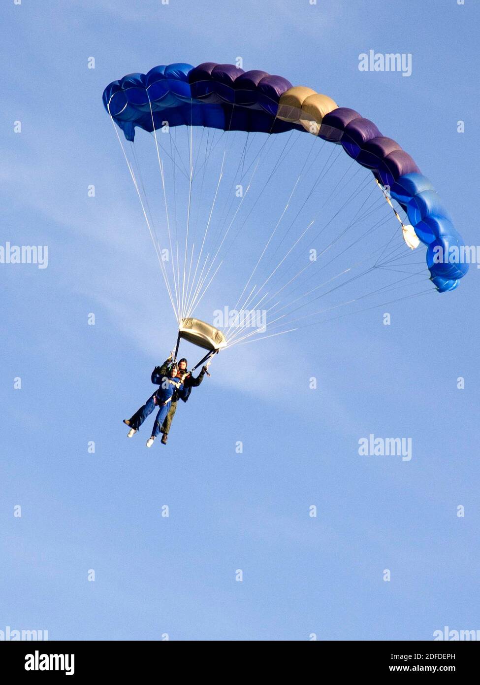 Tandem Fallschirm springen für wohltätige Zwecke Stockfoto