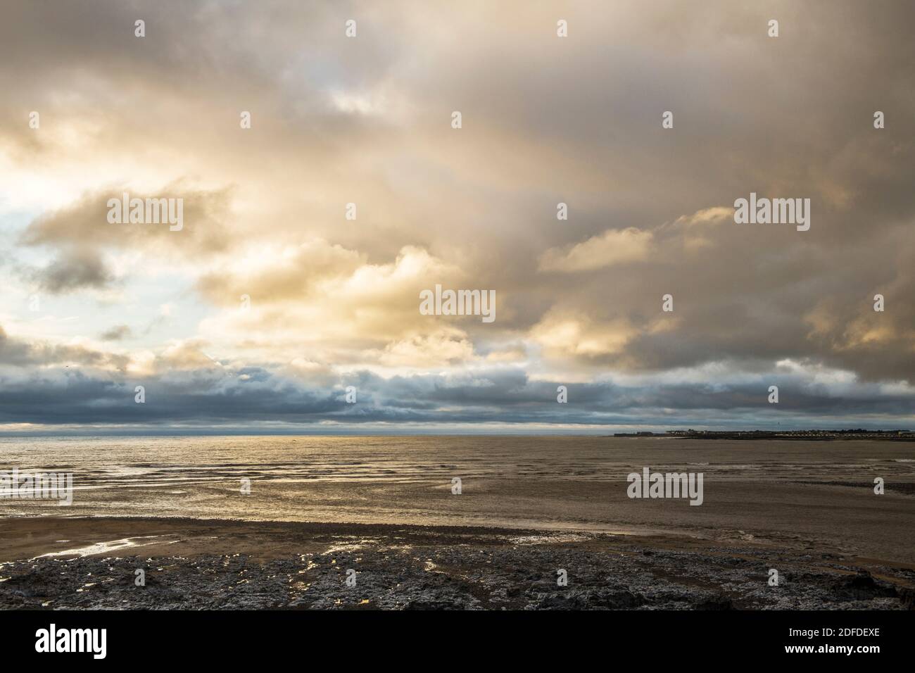 Der Strand von Ogmore by Sea an der Glamorgan Heritage Coast South Wales an einem sonnigen und stimmungsvollen Dezembernachmittag. Stockfoto