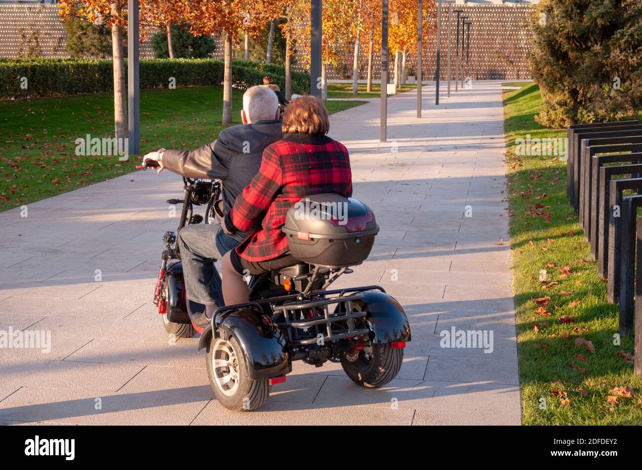 Ein paar Touristen auf kleine Vermietung Elektro-Dreirad-Scooter Stockfoto