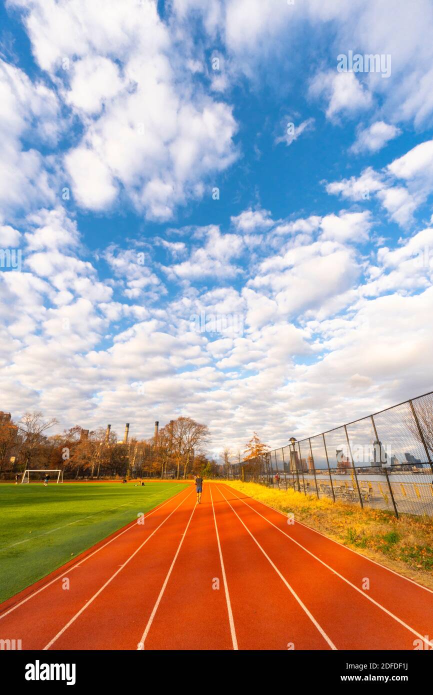 Herbstwolken bedecken den John V. Lindsay East River Park Running Track in NYC Stockfoto