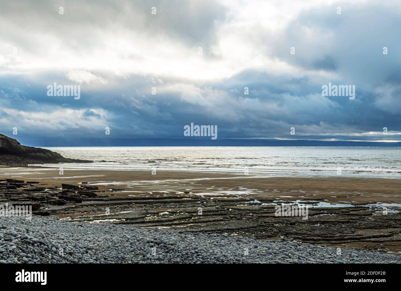 Dunraven Bay an einem kalten Dezembernachmittag bei herrlichem Wetter und einem silbernen Meer. Dies ist die Glamorgan Heritage Coast Stockfoto