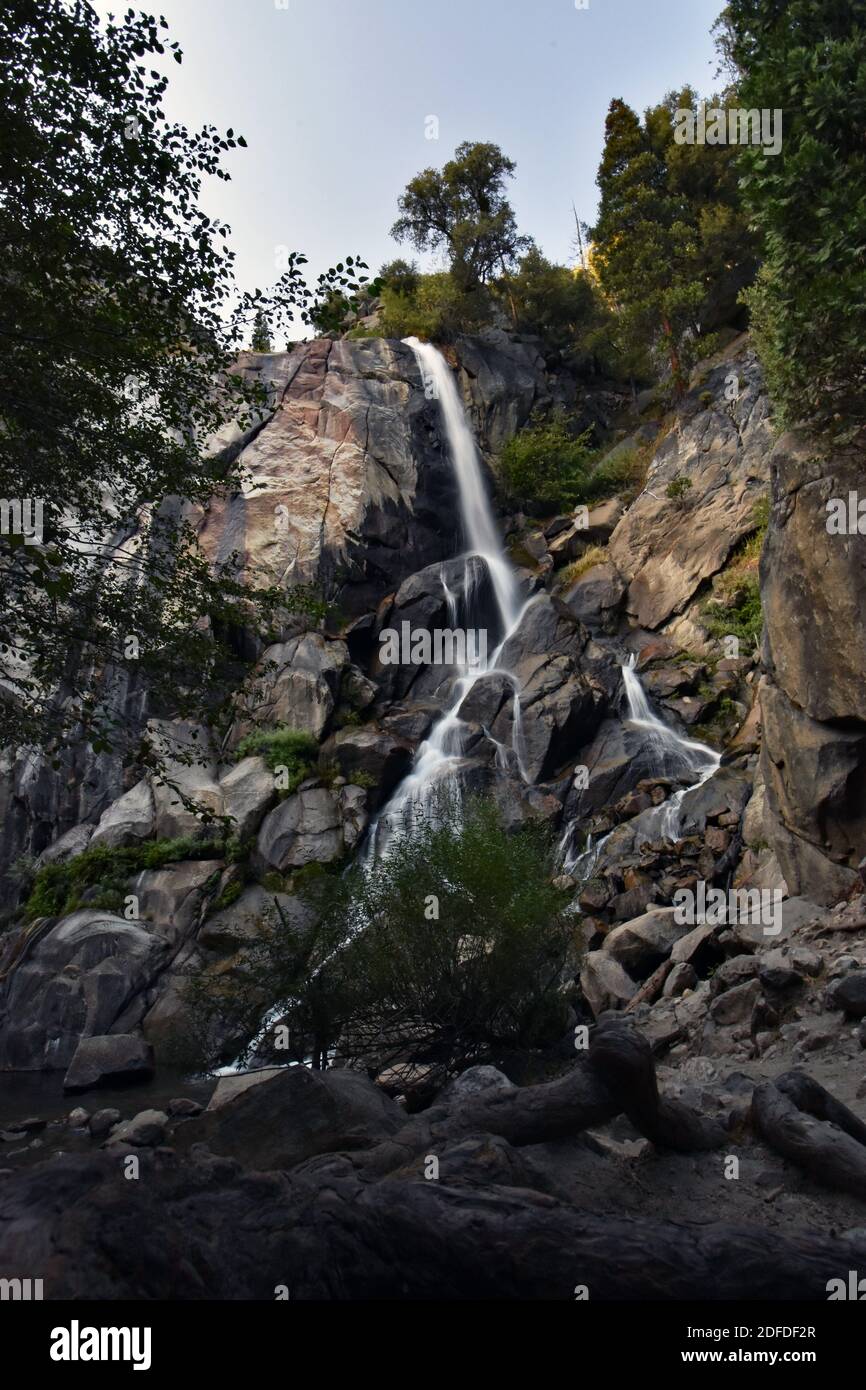 Grizzly Falls im Sequoia National Forest, kurz vor dem Eingang zum Kings Canyon National Park, Kalifornien. Wasserfällen über der Felswand. Stockfoto