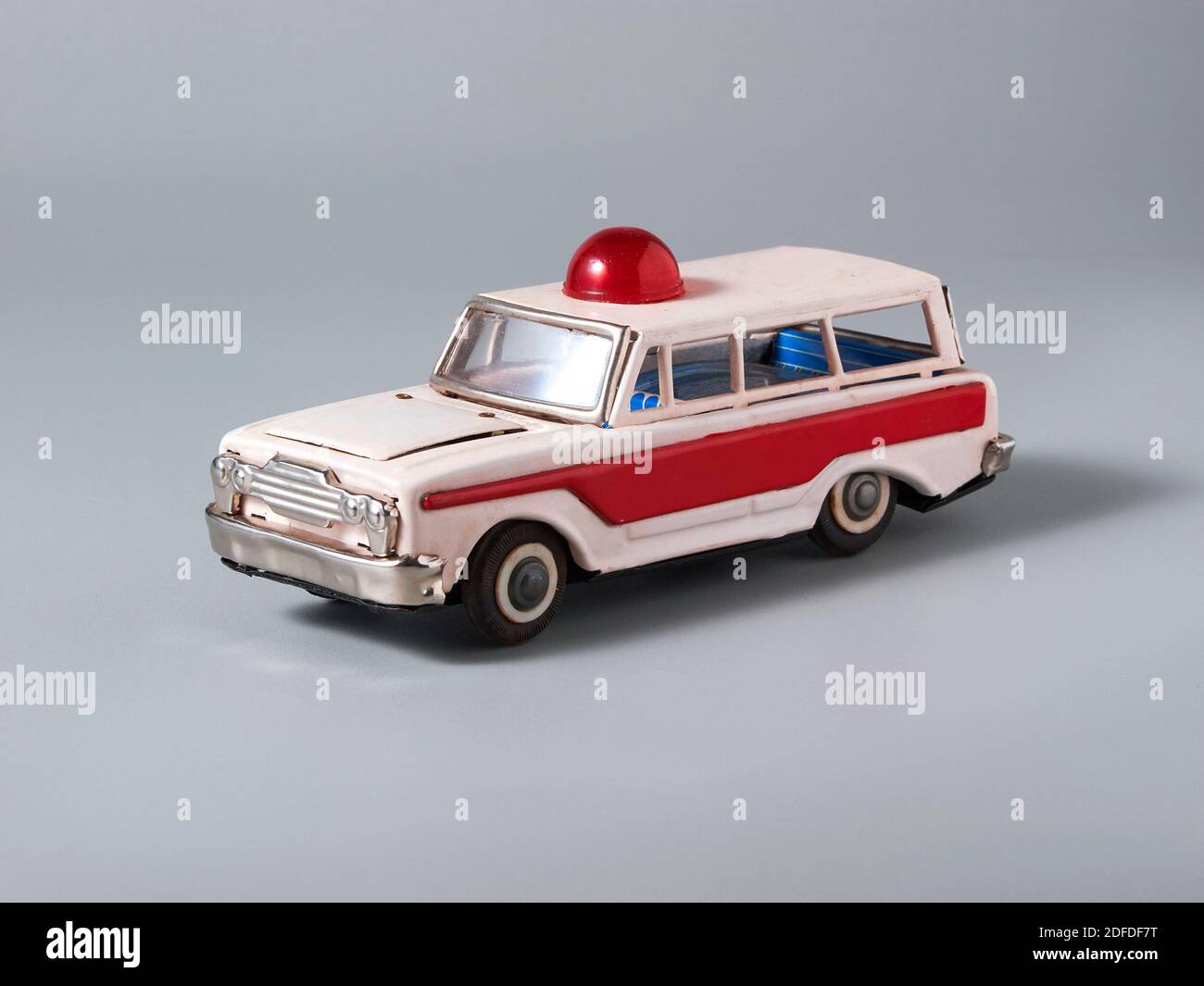 Ein klassischer Oldtimer-Krankenwagen aus Dose mit Stroboskoplicht Darauf Stockfoto