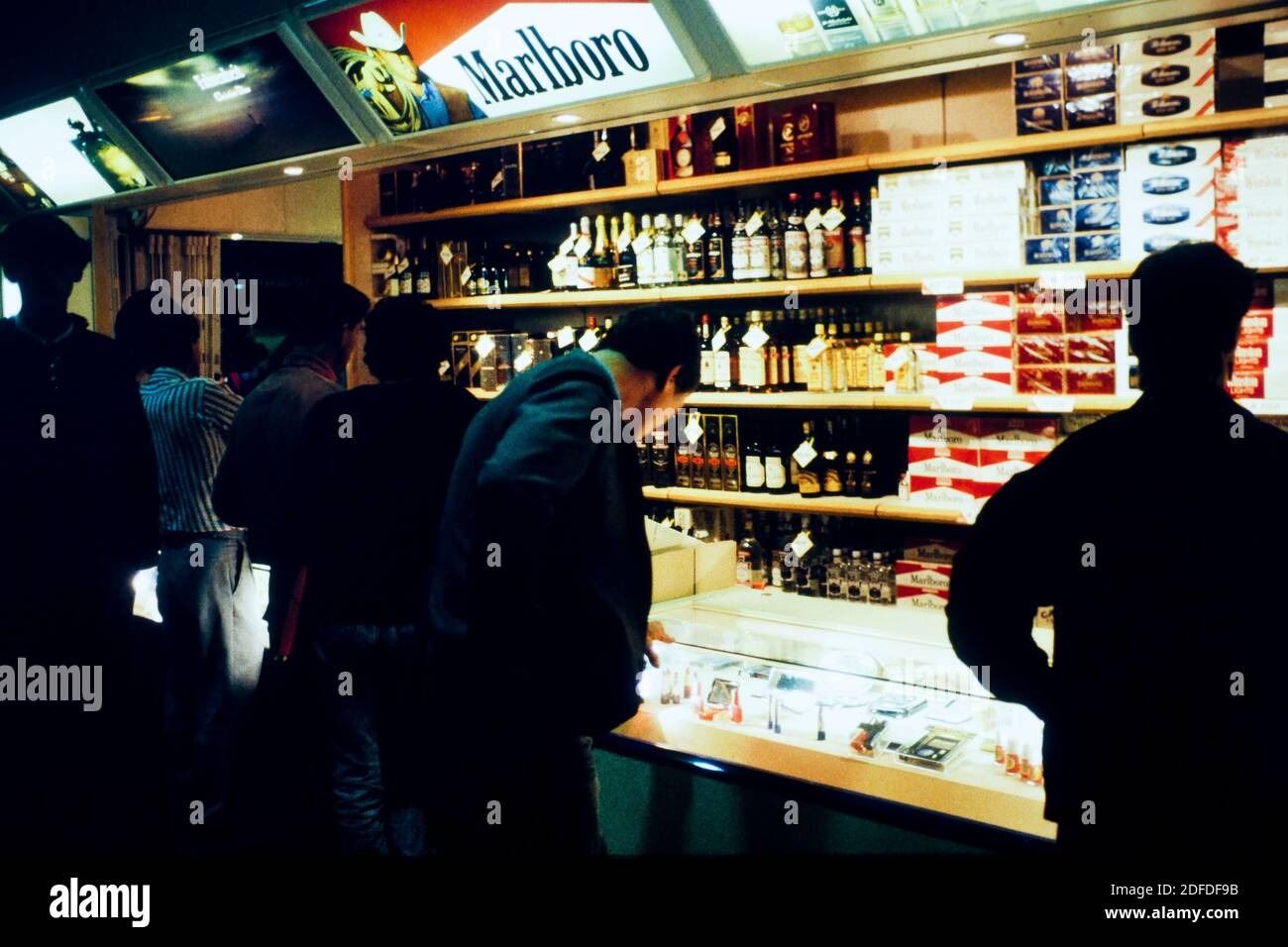 Duty-free-Shop auf dem internationalen Flughafen, Moskau, CEI, ehemalige UdSSR, 1992 Stockfoto