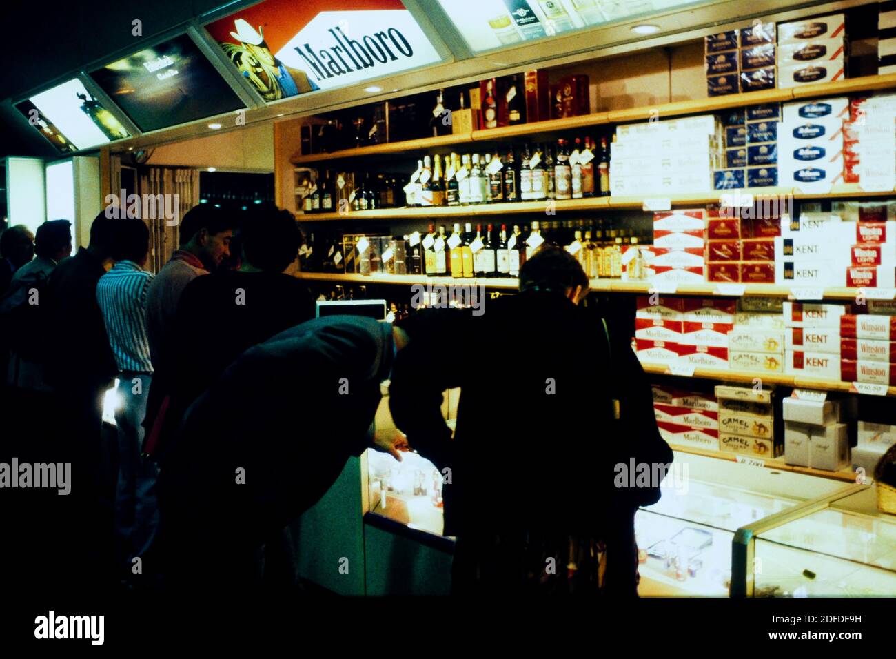 Duty-free-Shop auf dem internationalen Flughafen, Moskau, CEI, ehemalige UdSSR, 1992 Stockfoto