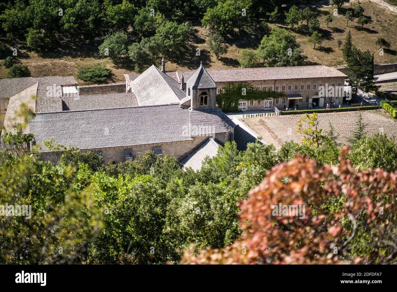 Luftaufnahme des Klosters Senanque im Maestral, Provence, Frankreich, Europa. Stockfoto