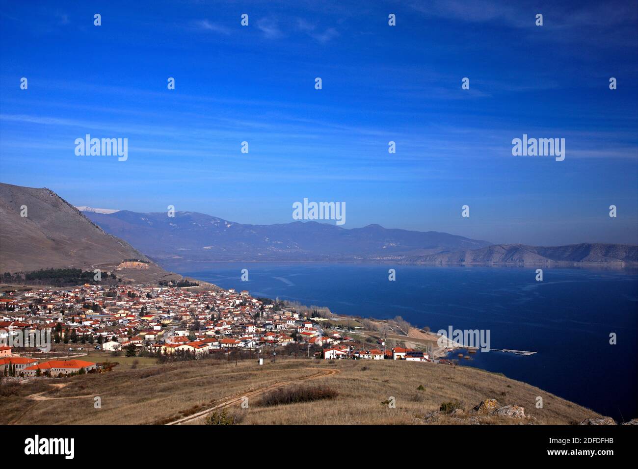 FLORINA, MAZEDONIEN, GRIECHENLAND. Panoramablick auf Agios Panteleimonas Dorf und Vegoritida (oder "Vegoritis") See. Stockfoto