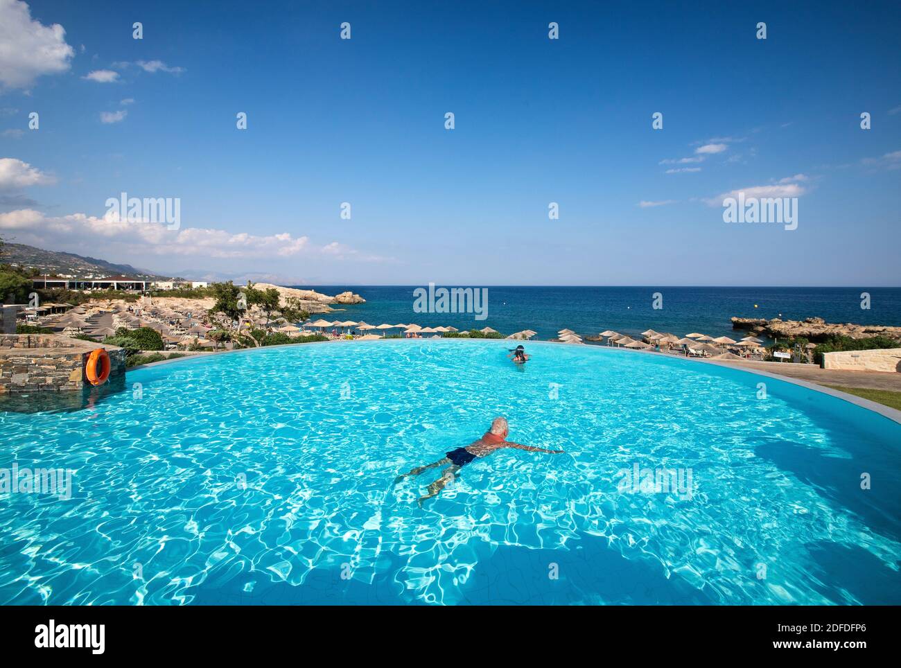 Schwimmen im Pool des Kakkos Beach Hotels (nur für Erwachsene), Koutsounari, Gemeinde Ierapetra, Lassithi, Kreta, Griechenland. Stockfoto