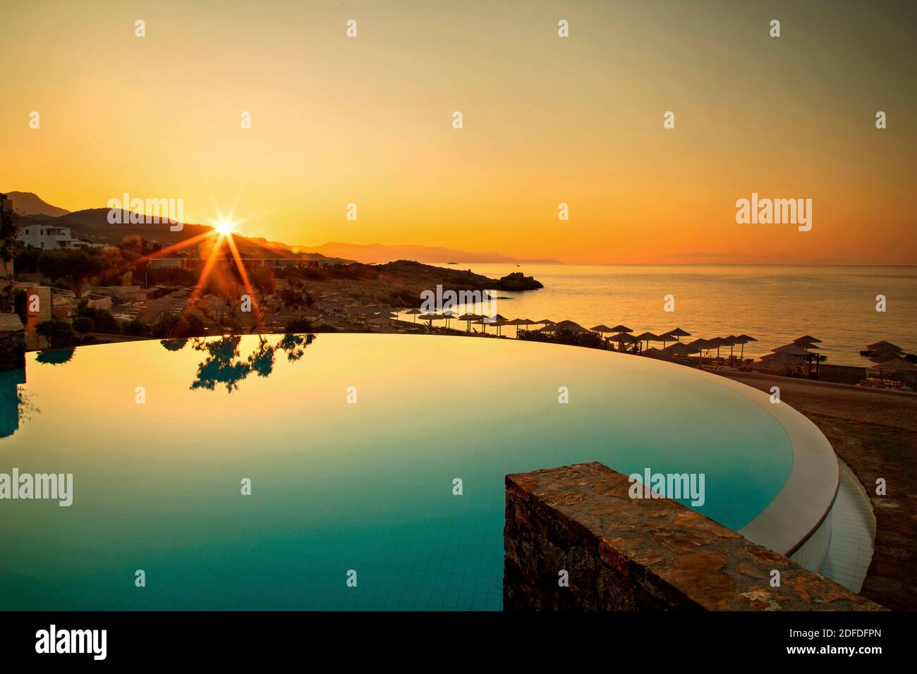 Sonnenaufgang am Pool des Kakkos Beach Hotels (nur für Erwachsene), Koutsounari, Gemeinde Ierapetra, Lassithi, Kreta, Griechenland. Stockfoto
