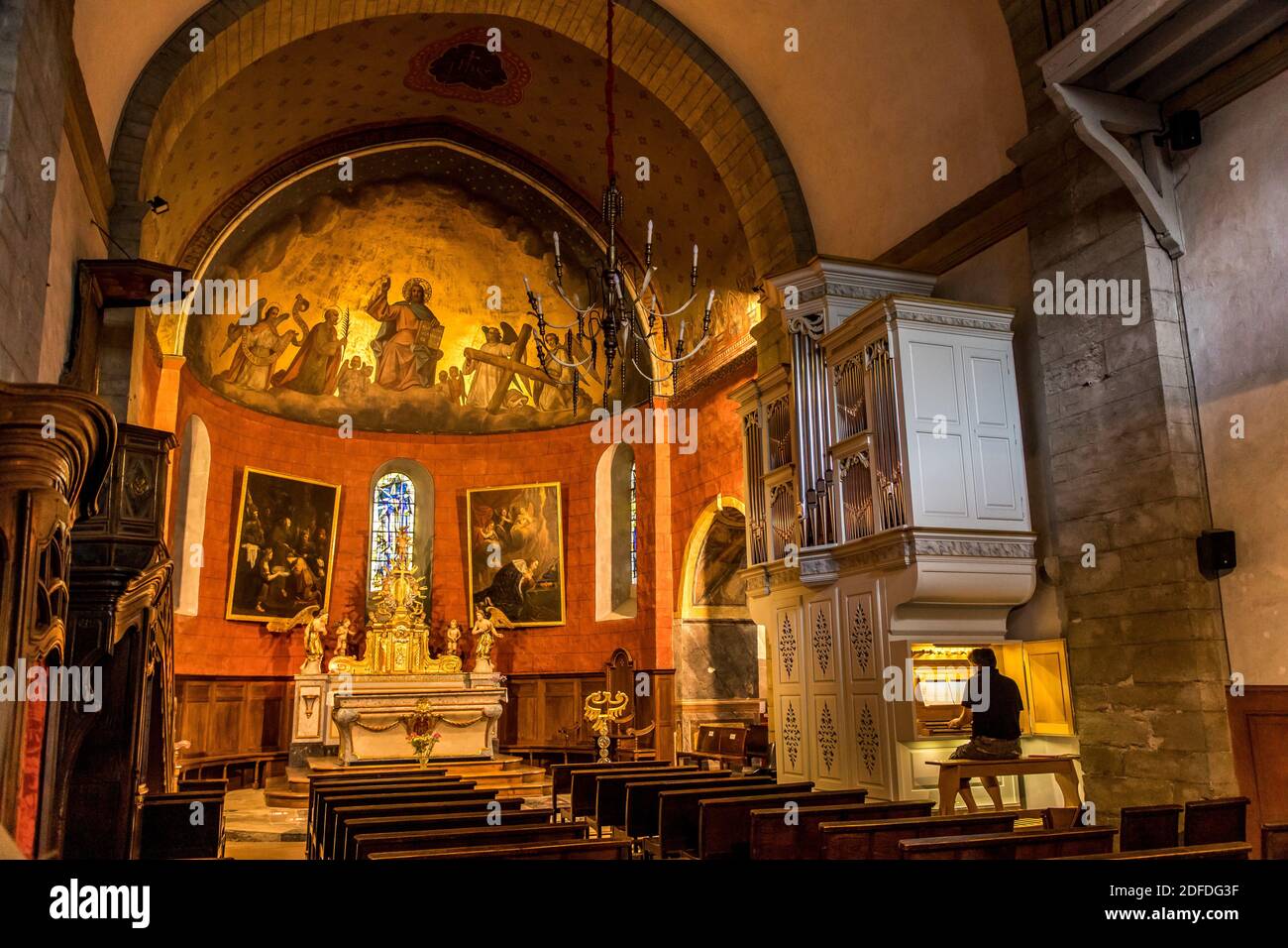 KIRCHE, LUZ SAINT SAUVEUR, HAUTES PYRENEES, MIDI PYRENEES, OKZITANIEN, FRANKREICH Stockfoto