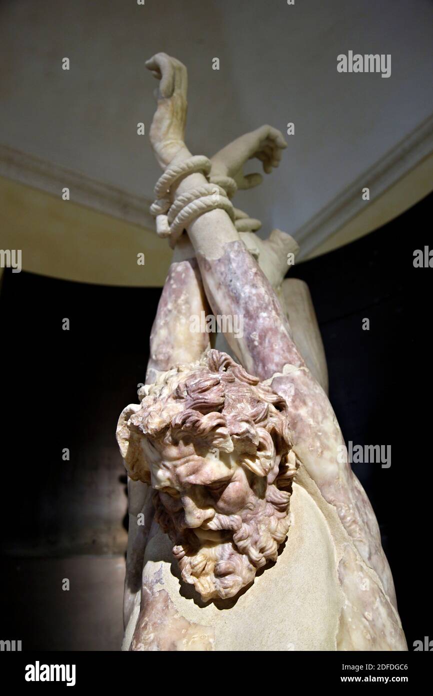 Die monumentale Statue von Marsyas hängt an einem Baum in Sale degli Horti di Meceniani I, Kapitolinische Museen. Stockfoto