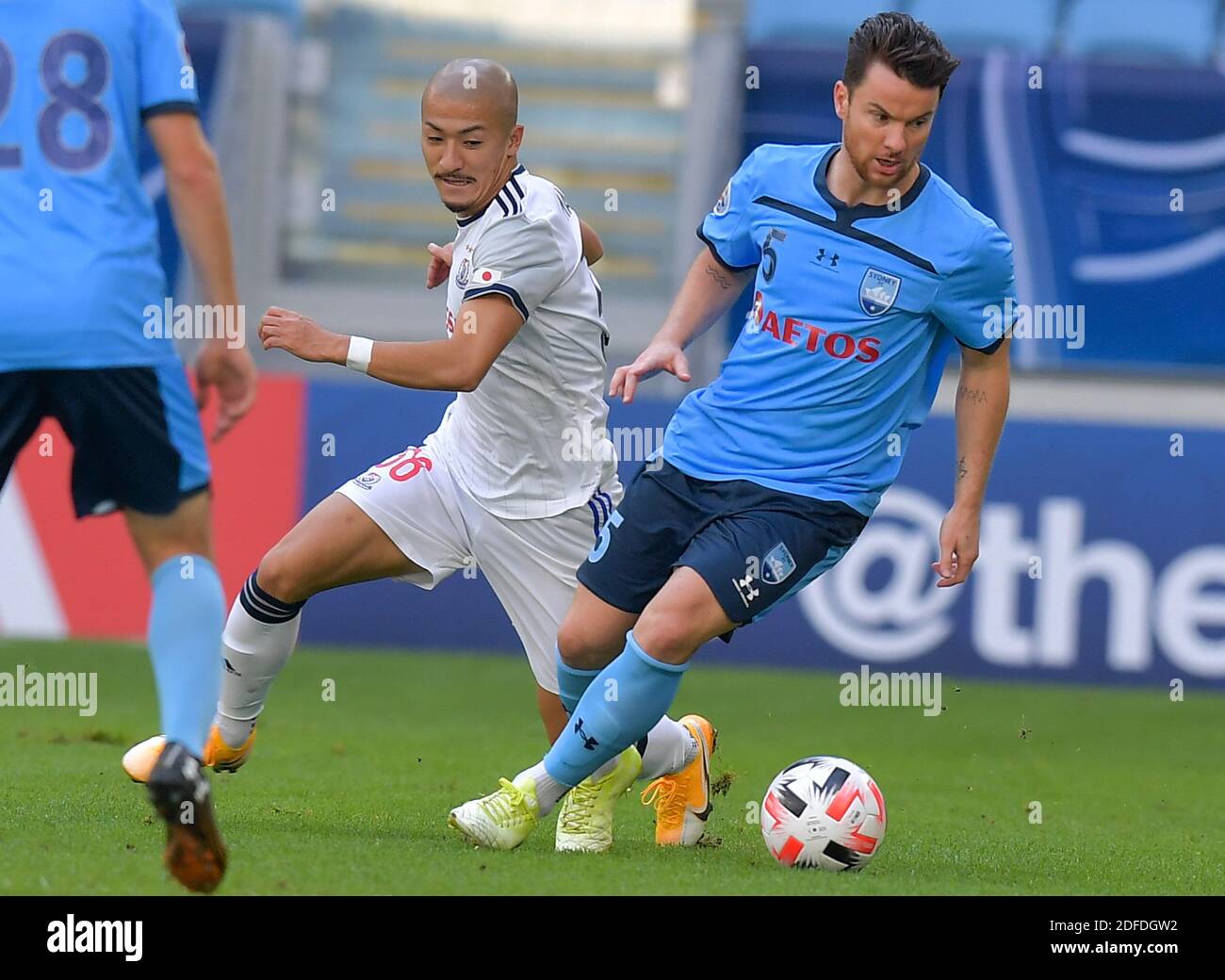 Doha, Katar. Dezember 2020. Daizen Maeda (L) von Yokohama F. Marinos steht mit Alexander Baumjohann vom Sydney FC während des Gruppe-H-Spiels zwischen Yokohama F. Marinos aus Japan und Sydney FC aus Australien bei der AFC Champions League 2020 in Doha, der Hauptstadt von Katar, am 4. Dezember 2020. Quelle: Nikku/Xinhua/Alamy Live News Stockfoto
