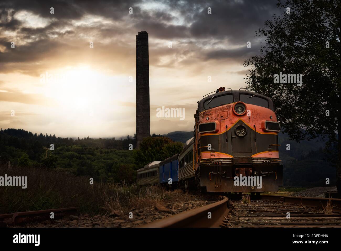 Old Rusty Train auf den Railroad Tracks Stockfoto