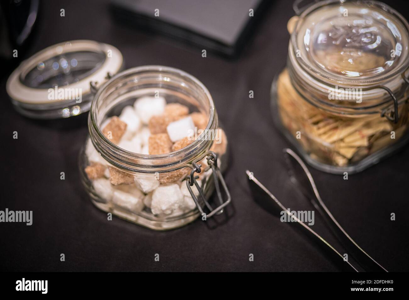 Bild von braunen Zuckerwürfeln im Glasgefäß, Nahaufnahme Stockfoto