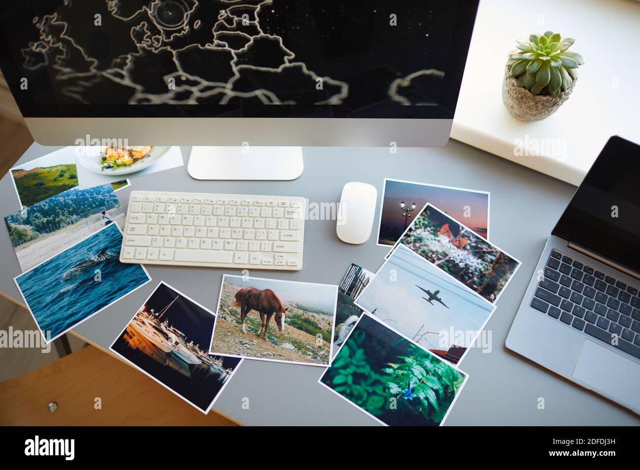High-Angle-Ansicht von professionellen Fotos mit Computer-Monitor an Der Arbeitsplatz des Designers im Büro Stockfoto