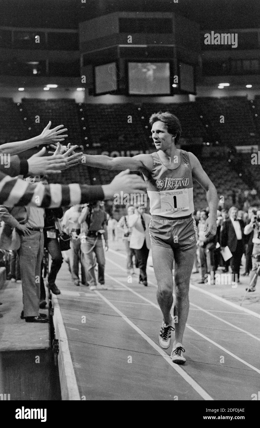 Läufer Eamonn Coghlan begrüßt die Fans, nachdem er am 19. Februar 1983 das Indoor Mile Event auf der Knights of Columbus Strecke im Richfield Coliseum in der Nähe von Clevaland, Ohio gewonnen hat. Seine Siegerzeit war 3:57:43. Ernie Mastroianni Foto Stockfoto