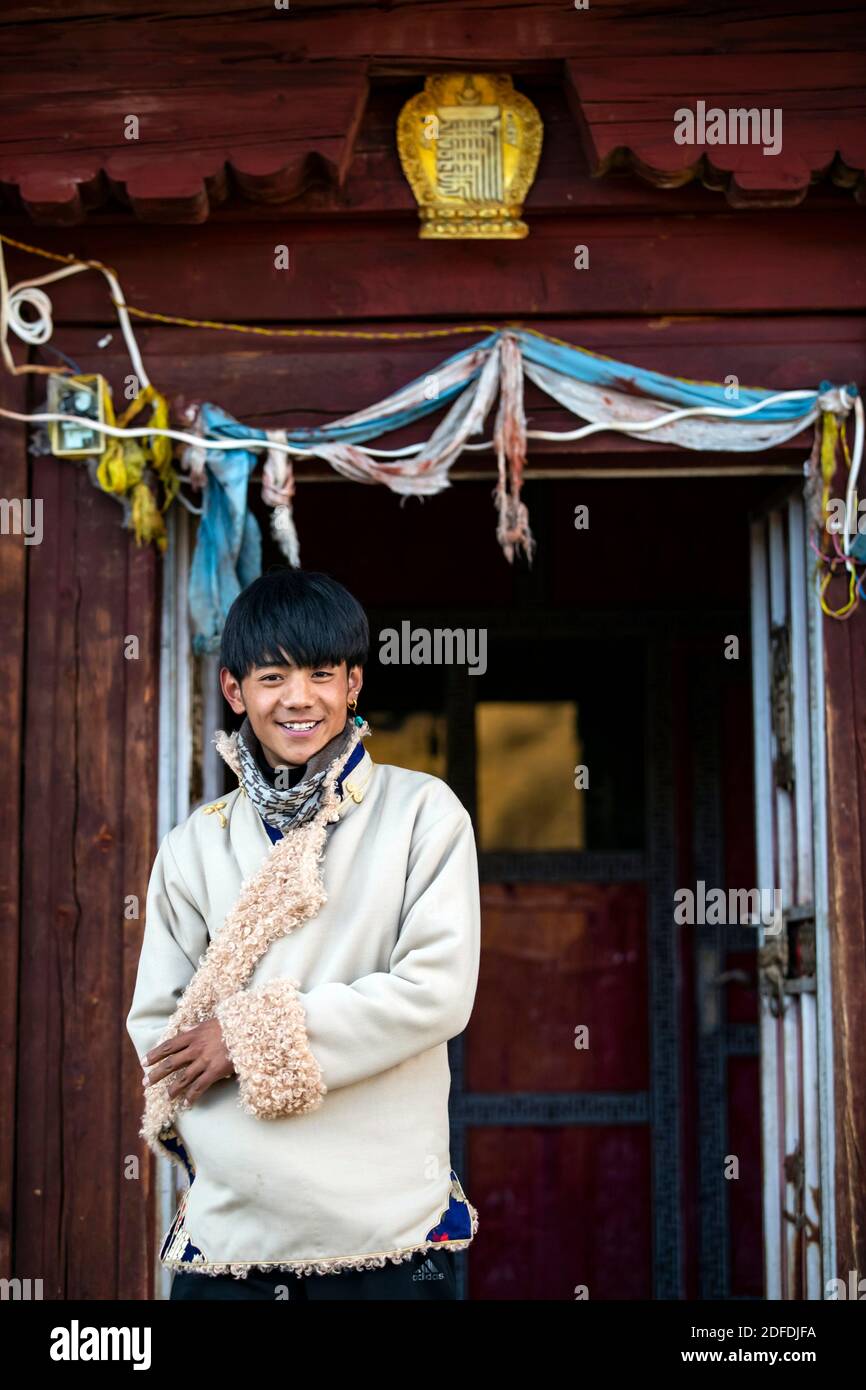 Chengdu, Chinas Provinz Sichuan. Dezember 2020. Tamdrin steht am Eingang seines Hauses im Kreis Litang, der Tibetischen Autonomen Präfektur Garze, südwestlich der chinesischen Provinz Sichuan, 2. Dezember 2020. Quelle: Shen Bohan/Xinhua/Alamy Live News Stockfoto