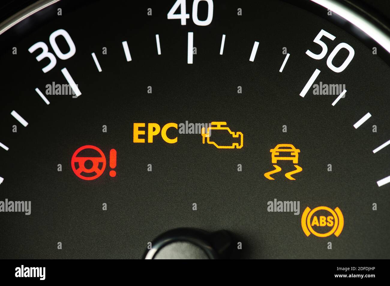 Fehlerschilder auf dem Armaturenbrett des Fahrzeugs Makro-Nahaufnahme Stockfoto