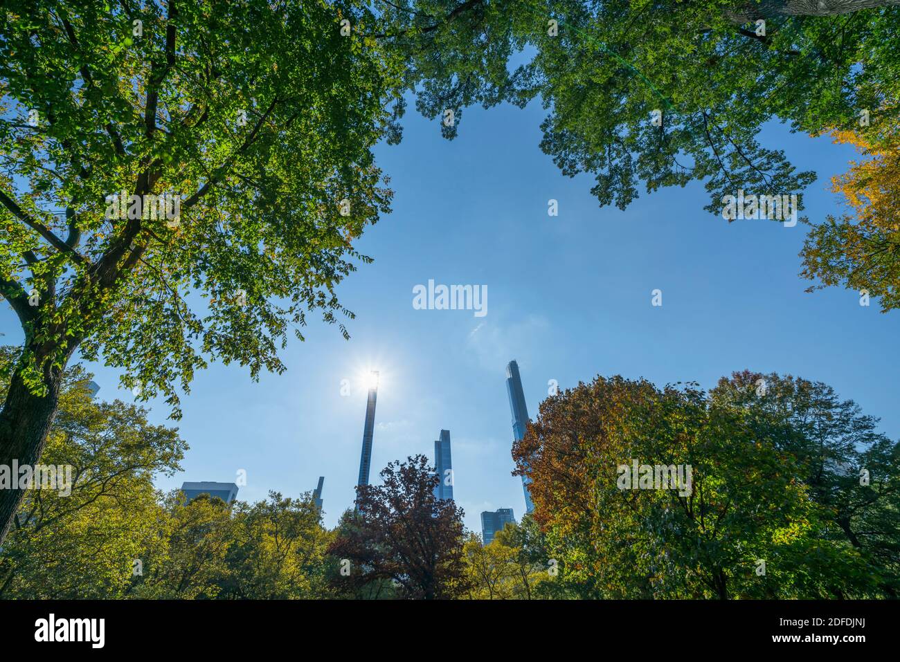 Die Sonne leuchtet hinter der Spitze des Steinway Towers In NYC Stockfoto