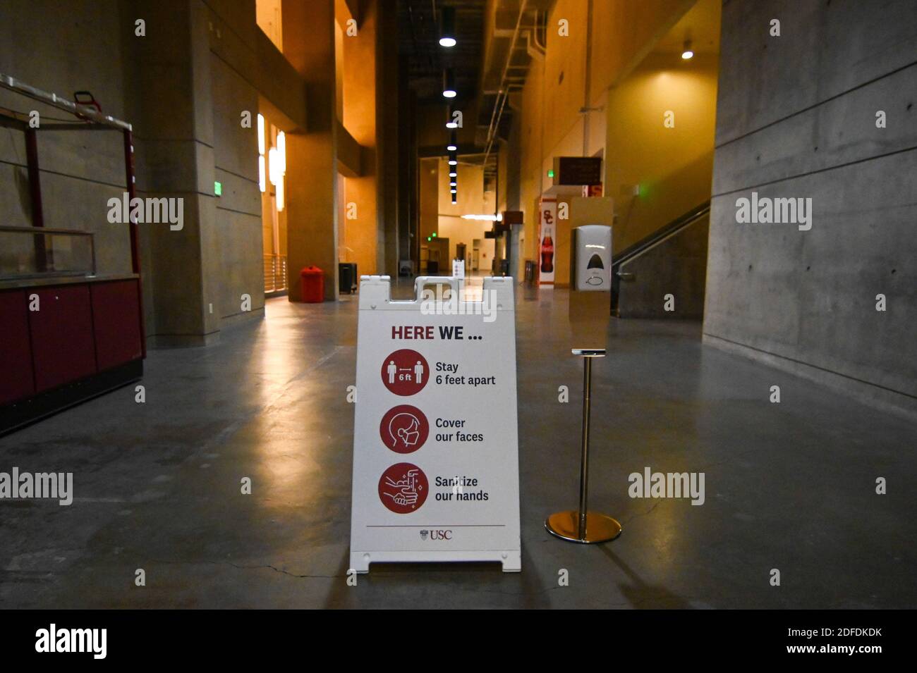 Schilder die Durchsetzung von sozialer Distanzierung, das Tragen von Masken und Händedesinfektionsmittel wird nach einem NCAA-Basketballspiel zwischen dem Southern California Trojan gesehen Stockfoto