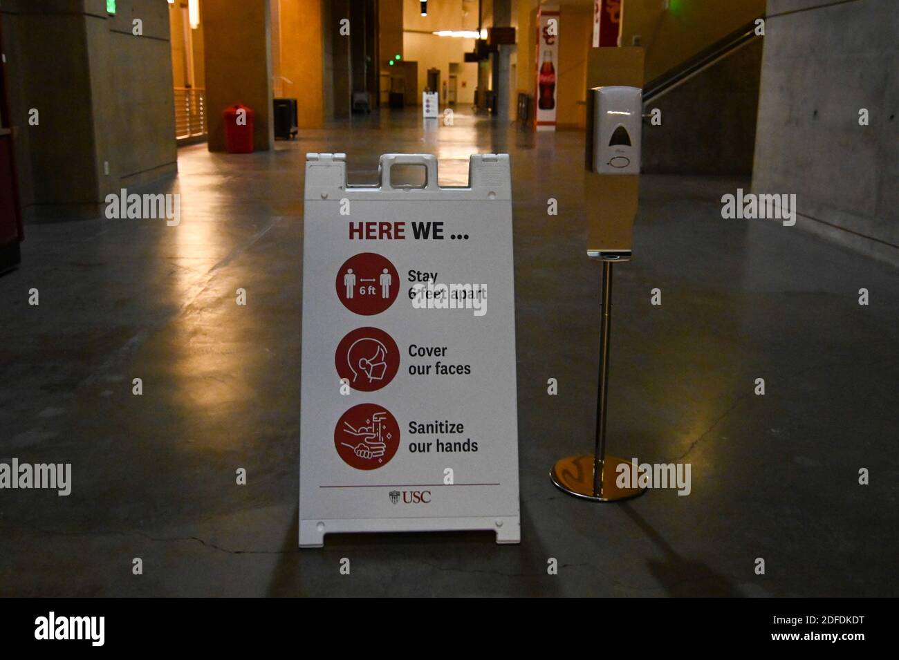 Schilder die Durchsetzung von sozialer Distanzierung, das Tragen von Masken und Händedesinfektionsmittel wird nach einem NCAA-Basketballspiel zwischen dem Southern California Trojan gesehen Stockfoto