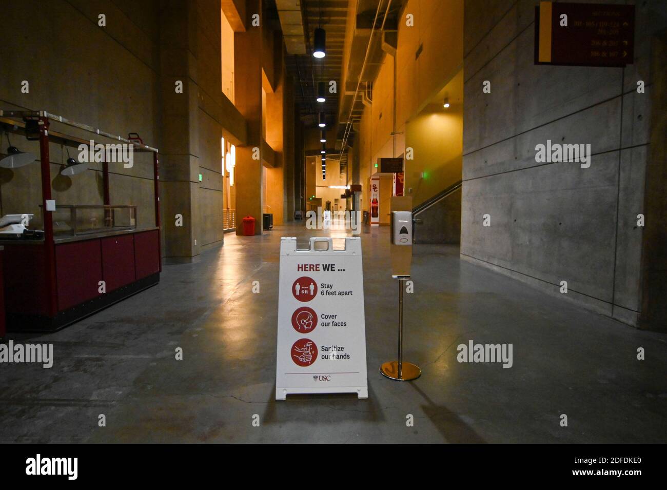 Schilder die Durchsetzung von sozialer Distanzierung, das Tragen von Masken und Händedesinfektionsmittel wird nach einem NCAA-Basketballspiel zwischen dem Southern California Trojan gesehen Stockfoto