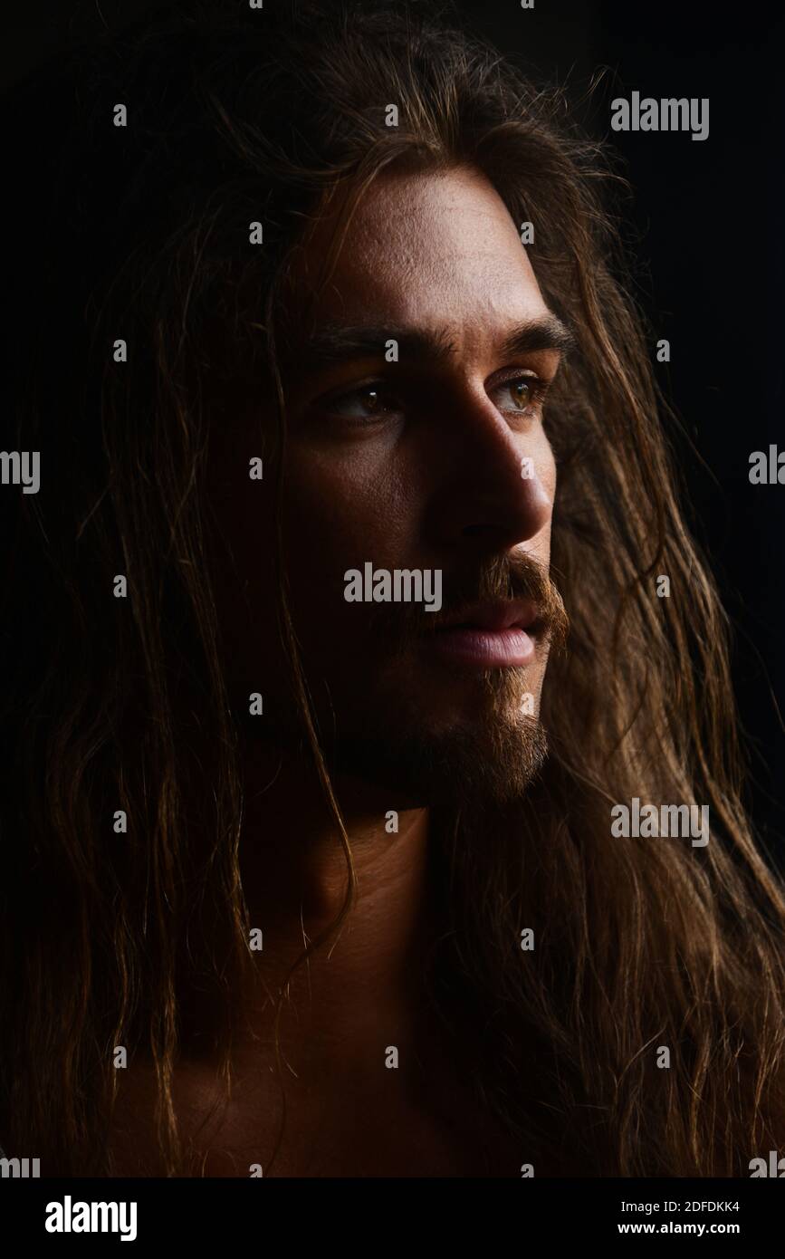 Schöner Mann mit langen braunen Haaren, Bart und Schnurrbart Stockfoto