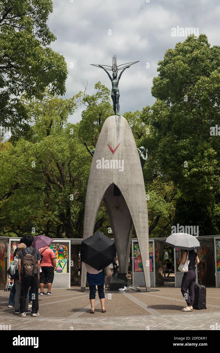 Vertikale Ansicht des Children's Peace Monument mit Sadako Sasaki Statue an der Spitze, Peace Memorial Park, Hiroshima, Japan Stockfoto