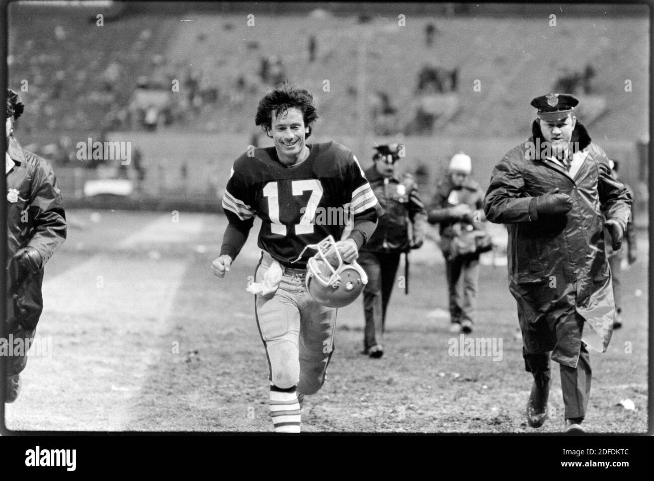 Cleveland Browns Quarterback Brian Sipe läuft nach dem Spiel der späten Saison im Cleveland Stadium im Dezember 1980 vom Feld. Die Browns, damals bekannt als die Karciac Kids, gewannen in diesem Jahr die AFC North Division. Ernie Mastroianni Foto. Stockfoto