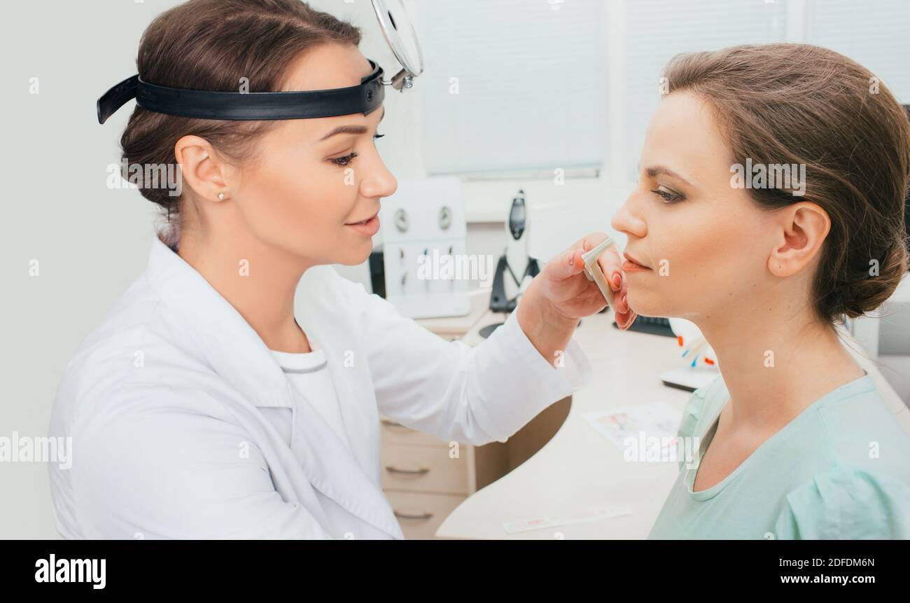 Diagnose und Behandlung von Nasenerkrankungen. HNO-Arzt untersucht die Nase einer Patientin mit einem medizinischen Werkzeug. Sinusitis Behandlung Stockfoto