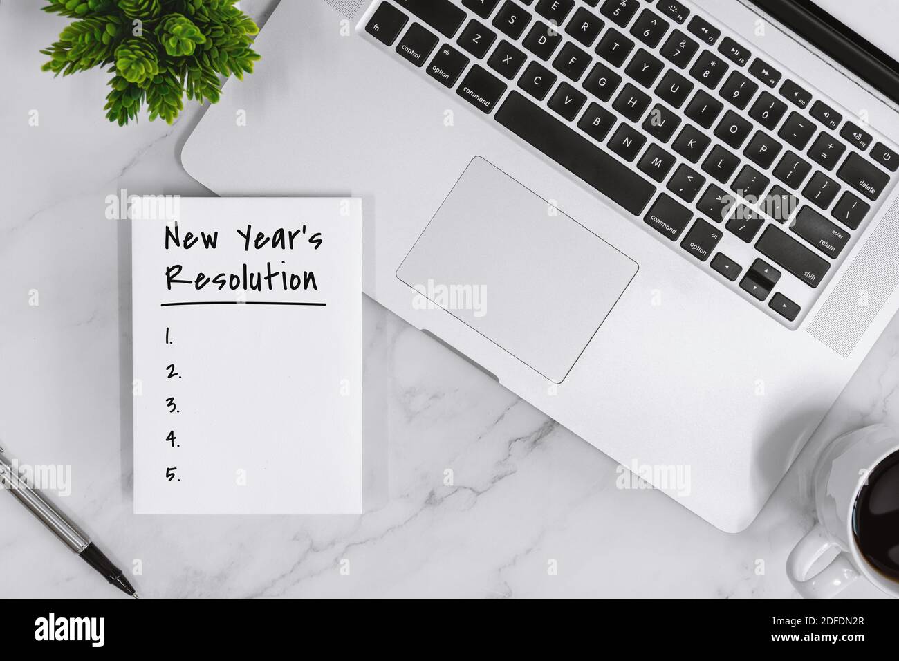 Liste der Neujahrslösungen für Notebooks mit Laptop über Schreibtisch. Stockfoto