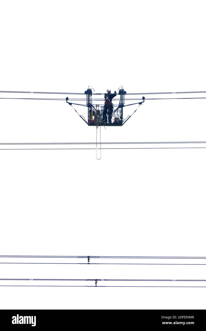 Elektrische Gondel mit Mann bei der Arbeit auf Hochspannungs-Leistung Kabel Stockfoto